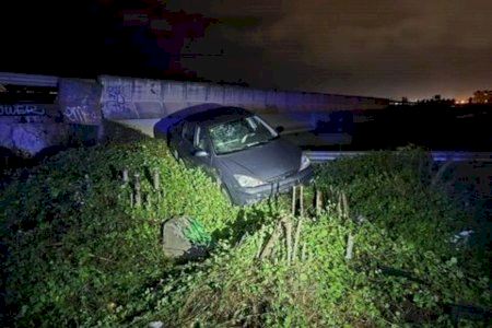 Un coche se sale de la autovía y queda al borde del precipicio del barranco del Carraixet en Alboraia