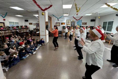 El Centro Integral de Mayores acoge una actividad navideña intergeneracional con el alumnado de la Ludoteca Municipal
