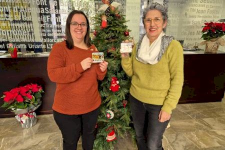 Xixona entrega este año como obsequio navideño un imán artesanal de cerámica inspirado en símbolos locales