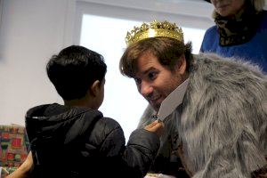El CEIP Torrefiel vive una jornada mágica con la visita de los Reyes Magos - (foto 4)