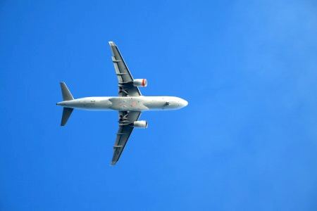 Un làser apunta al cel i posa en perill un vol en un poble d'Alacant