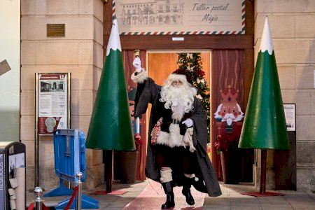 Gandia recibe al Papá Noel con un gran desfile por el centro en uno de los días clave de la Navidad