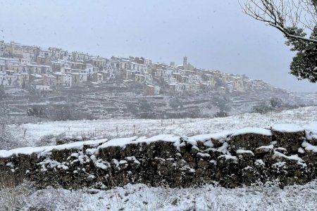 La nieve deja postales invernales en plena Navidad: las mejores imágenes de la nevada en el interior de Castellón