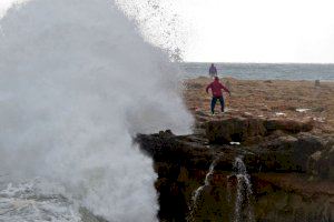 El temporal invernal navideño sigue este viernes en la Comunitat Valenciana y se suma el mal estado del mar, con varios avisos activos