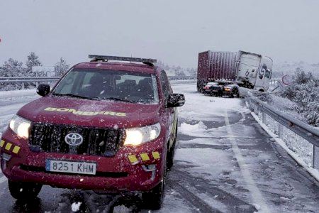 Segundo día del temporal en Castellón: restricciones en el puerto de Torremiró y un camión accidentado en plena nevada