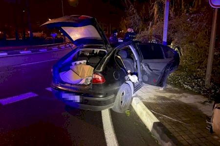 Un coche acaba empotrado junto a una rotonda en Alboraya