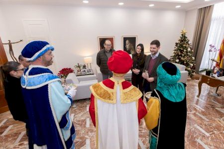 El alcalde de Gandia recibe a los pajes de los Reyes Magos en el Ayuntamiento