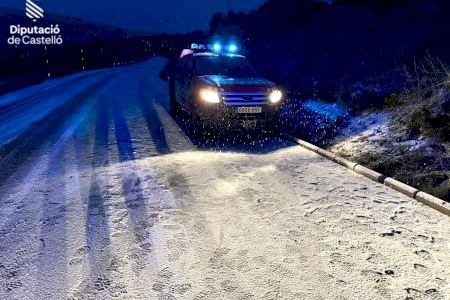 Primeros problemas en las carreteras por la nevada en la Comunitat Valenciana