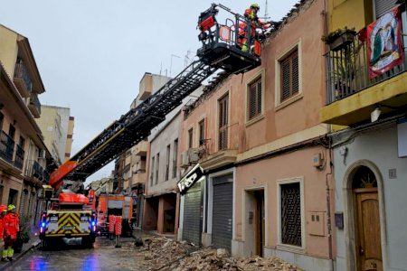 Un despreniment de façana a Burjassot provoca danys en diversos vehicles estacionats