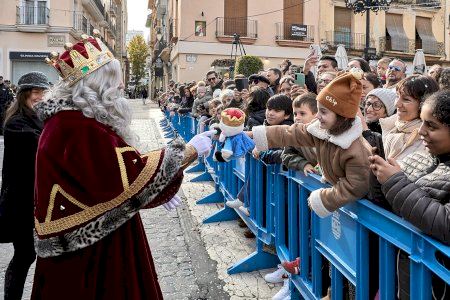 Gandia celebra una multitudinaria Cabalgata de los Reyes Magos con cerca de 500 participantes