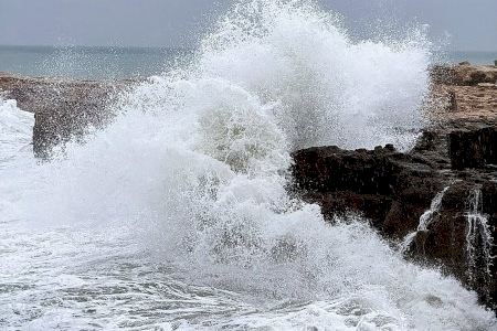 Aviso en la costa valenciana: piden evitar observar olas desde lugares peligrosos tras las víctimas por golpes de mar en España