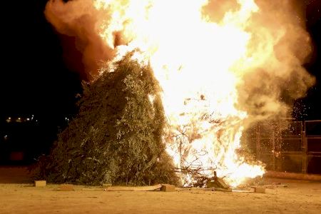 El Tosalet inaugura en Onda Sant Antoni 2026 con el encendido de la hoguera y reparto de flores y buñuelos
