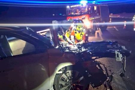 Milagro en el tramo valenciano de la A-3: se estrella contra un camión y da una vuelta de campana pero sale ileso