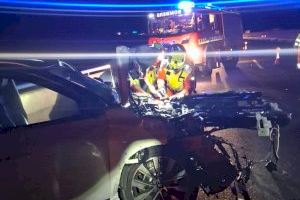 Milagro en el tramo valenciano de la A-3: se estrella contra un camión y da una vuelta de campana pero sale ileso