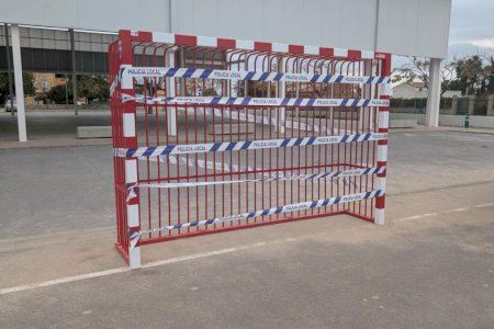 Alerta en un poble de Castelló: precinten les porteries d'una plaça per risc de seguretat