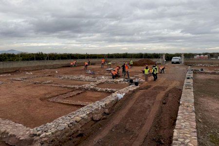 Empieza a salir a la luz una parte desconocida de una gran villa romana en Castellón