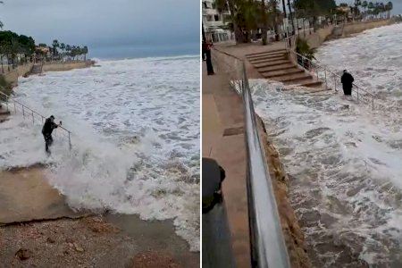 Tensió en una platja de Castelló: Un home s'exposa a ser arrossegat per la mar mentre observa el temporal