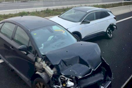Un accident col·lapsa la V-21 en l'eixida de València cap a Port Saplaya