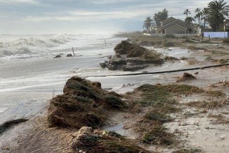 “Hemos vivido angustia y miedo”: la borrasca Harry devasta las playas de Sagunto e inunda un camping