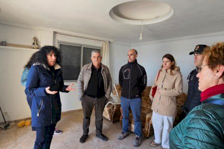 L’alcaldessa, la regidora d’Urbanisme i tècnics municipals visiten de nou les vivendes de la platja afectades pel temporal