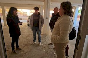 L’alcaldessa, la regidora d’Urbanisme i tècnics municipals visiten de nou les vivendes de la platja afectades pel temporal - (foto 2)