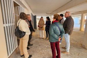 L’alcaldessa, la regidora d’Urbanisme i tècnics municipals visiten de nou les vivendes de la platja afectades pel temporal - (foto 3)