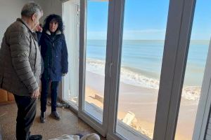 L’alcaldessa, la regidora d’Urbanisme i tècnics municipals visiten de nou les vivendes de la platja afectades pel temporal - (foto 4)