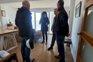 L’alcaldessa, la regidora d’Urbanisme i tècnics municipals visiten de nou les vivendes de la platja afectades pel temporal - (foto 5)