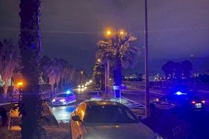 Un cotxe acaba atrapat en una rotonda d'Alboraia després d'eixir-se de la via - (foto 2)