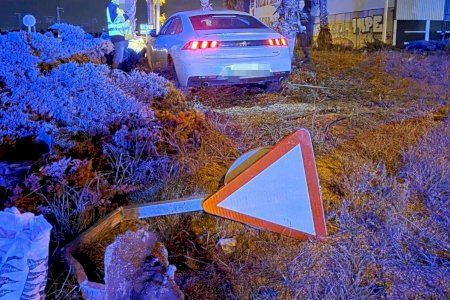 Un cotxe acaba atrapat en una rotonda d'Alboraia després d'eixir-se de la via