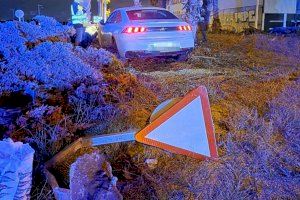 Un cotxe acaba atrapat en una rotonda d'Alboraia després d'eixir-se de la via