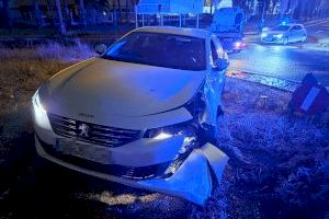 Un cotxe acaba atrapat en una rotonda d'Alboraia després d'eixir-se de la via - (foto 3)