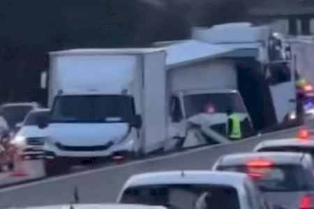 Un camió queda travessat en l'A-7 a Paterna després d'un accident múltiple i col·lapsa el baipás de València