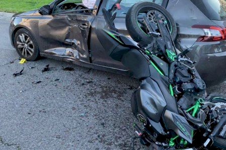 Brutal accidente entre un coche y una moto en una concurrida vía de Valencia