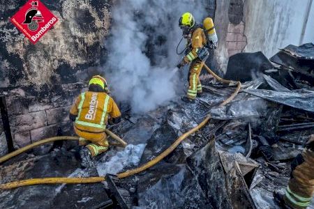 Un incendi arrasa una nau industrial de ferralla a Ibi de matinada i obliga a un ampli desplegament de bombers