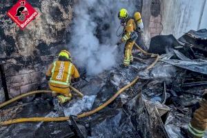 Un incendi arrasa una nau industrial de ferralla a Ibi de matinada i obliga a un ampli desplegament de bombers