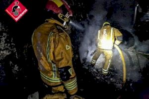 Un incendi arrasa una nau industrial de ferralla a Ibi de matinada i obliga a un ampli desplegament de bombers - (foto 3)