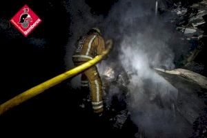 Un incendi arrasa una nau industrial de ferralla a Ibi de matinada i obliga a un ampli desplegament de bombers - (foto 2)