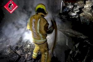 Un incendi arrasa una nau industrial de ferralla a Ibi de matinada i obliga a un ampli desplegament de bombers - (foto 4)