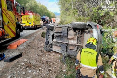 Una mujer herida leve en un accidente de tráfico en la CV-15 a la altura de Vilafamés