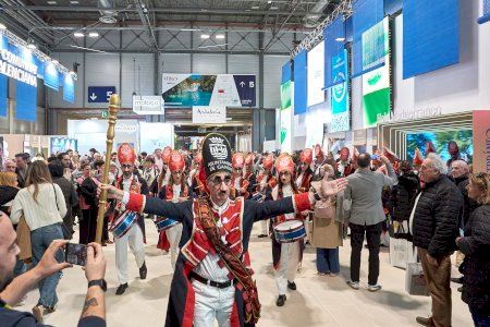 Gandia conquista al público en FITUR 2026 con música, tradición y gastronomía bajo el lema «Tienes una cita»