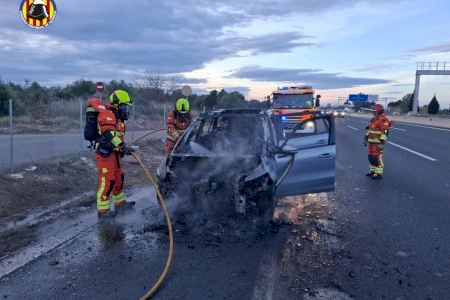 Un accident i un incendi de vehicle mobilitzen als bombers en dues carreteres de València Un accident i un incendi de vehicle mobilitzen als bombers en dues carreteres de València