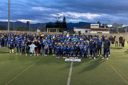Un campo en silencio y un dorsal en alto: Sueca rinde homenaje al niño asesinado Àlex Ortells