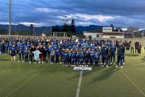 Un campo en silencio y un dorsal en alto: Sueca rinde homenaje al niño asesinado Àlex Ortells