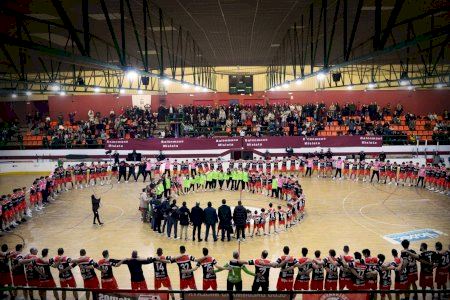 Balonmano Mislata presentó a sus más de 250 jugadores ante su afición Balonmano Mislata presentó a sus más de 250 jugadores ante su afición