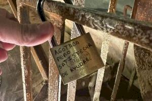 El voluntariat de la DANA plena de missatges emotius l'escultura 'Gràcies' d'Alaquàs: "Plore en recordar" - (foto 2)