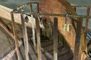 El voluntariat de la DANA plena de missatges emotius l'escultura 'Gràcies' d'Alaquàs: "Plore en recordar" - (foto 3)