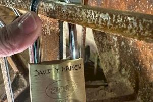 El voluntariat de la DANA plena de missatges emotius l'escultura 'Gràcies' d'Alaquàs: "Plore en recordar" - (foto 4)