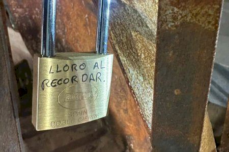 El voluntariat de la DANA plena de missatges emotius l'escultura 'Gràcies' d'Alaquàs: "Plore en recordar"