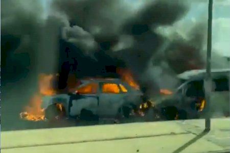 Un pavoroso incendio colapsa la entrada a Valencia desde Torrent